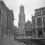831221 Gezicht op de Domtoren te Utrecht met links het Stadhuis (Stadhuisbrug 1) en rechts het warenhuis Vroom & ...